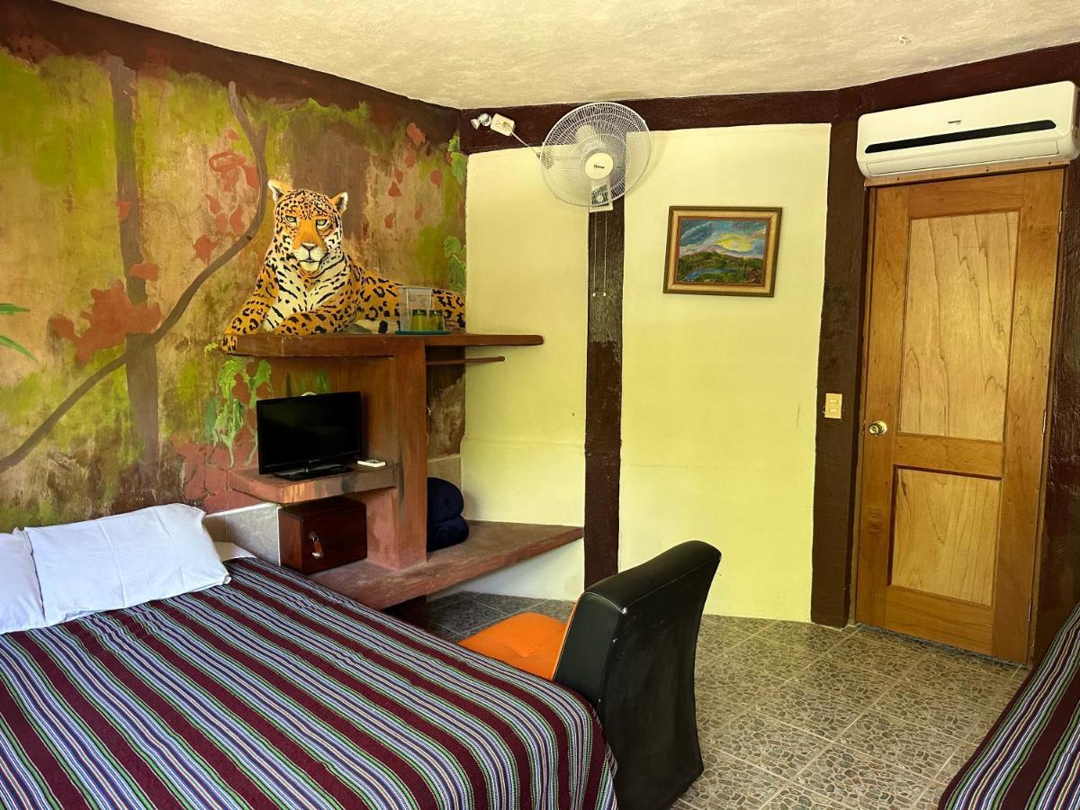 Zapote Tree Inn 弗洛勒斯 外观 照片